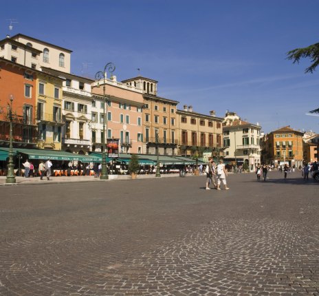 Piazza Bra in Verona © belizar-fotolia.com
