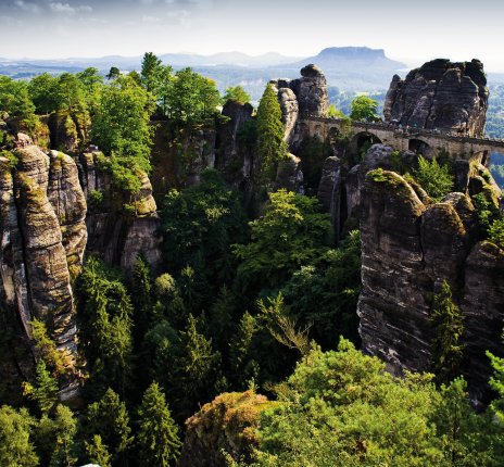 Blick auf den Basteifelsen im Elbsandsteingebirge © Val Thoermer-shutterstock.com/2013