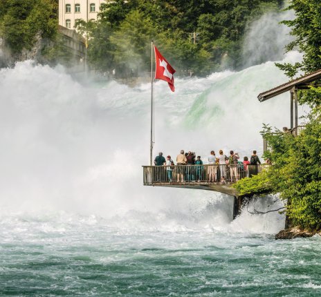 Touristen am Rheinfall mit Hochwasser. © Switzerland Tourism/Andreas Gerth