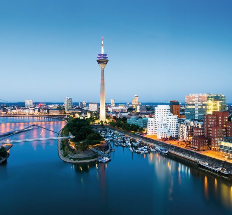 Blick auf Düsseldorf am Abend © conorcrowe-fotolia.com