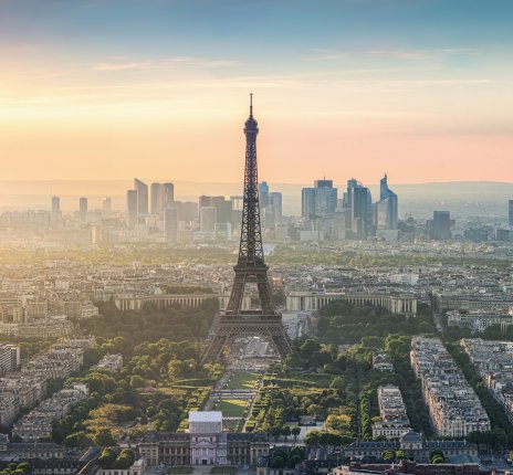 Paris Skyline Panorama bei Sonnenuntergang mit Eiffelturm © eyetronic-fotolia.com