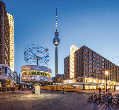 Alexanderplatz mit Weltzeituhr und Fernsehturm © eyetronic-fotolia.com