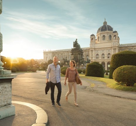 Spazieren durch den Park vor dem Kunsthistorischen Museum in Wien © Österreich Werbung, Peter Burgstaller