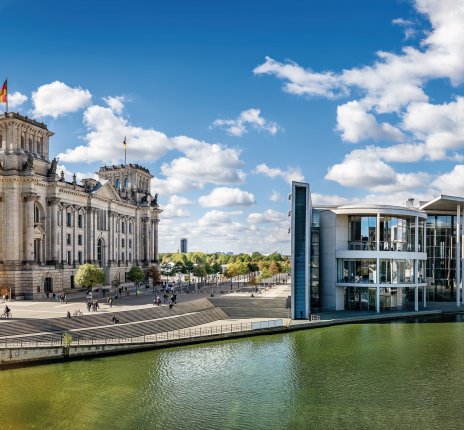 Bundestag und Reichstagsgebäude in Berlin © frank peters - stock.adobe.com