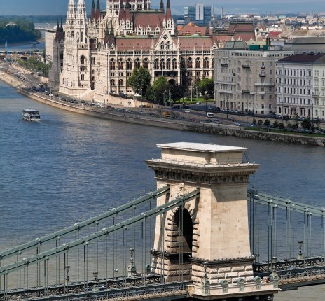 Parlament und Kettenbrücke in Budapest © Gina Sanders-fotolia.com