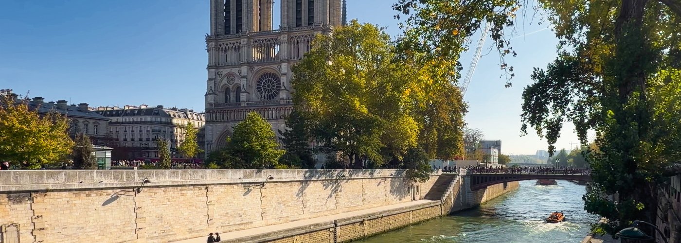 Blick über die Seine auf Notre Dame in Paris