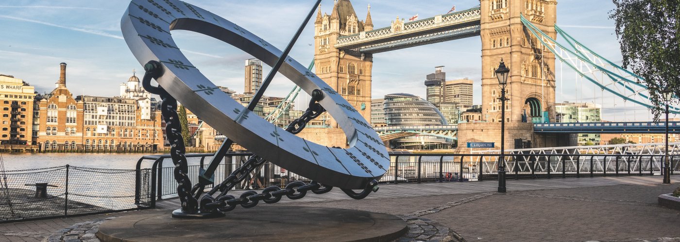 Tower Bridge und Sonnenuhr