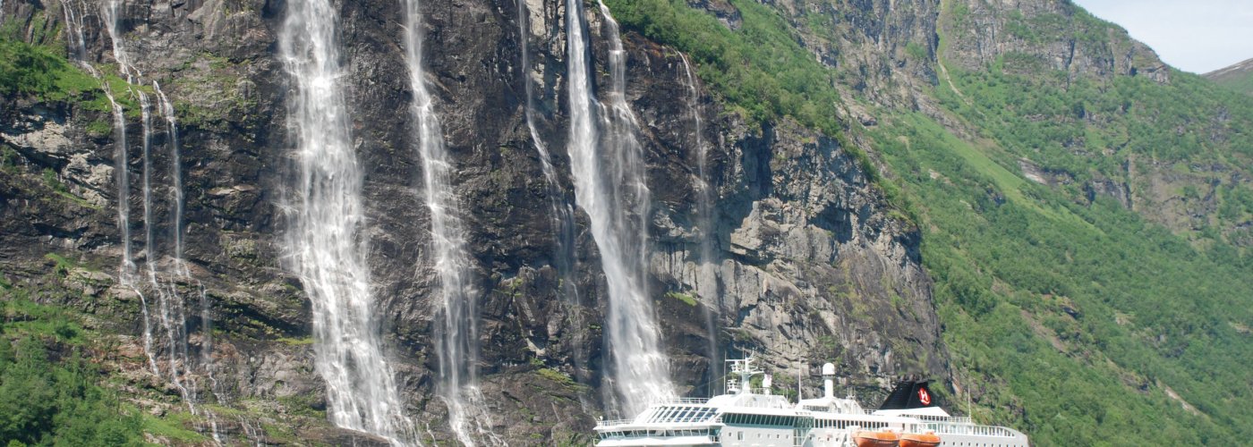 MS Polarlys vor Wasserfall